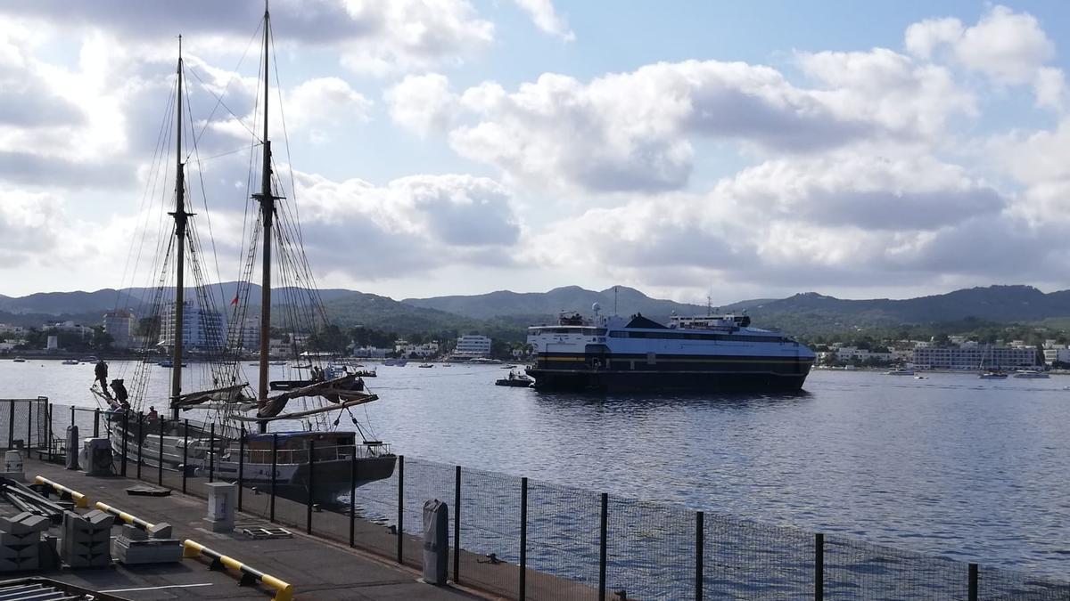 El carguero 'Red Zed 1' libera los bueques de Trasmapi en la bahía de Sant Antoni