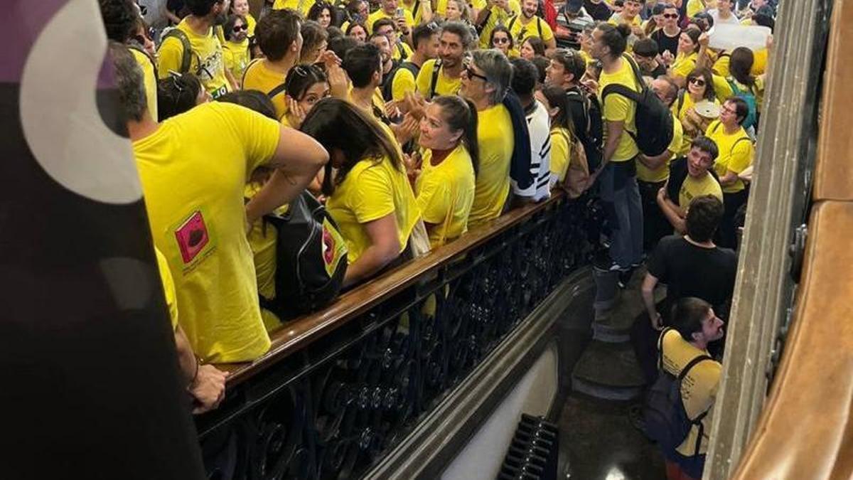 Docentes de Sabadell (Barcelona) entran en el ayuntamiento durante la huelga