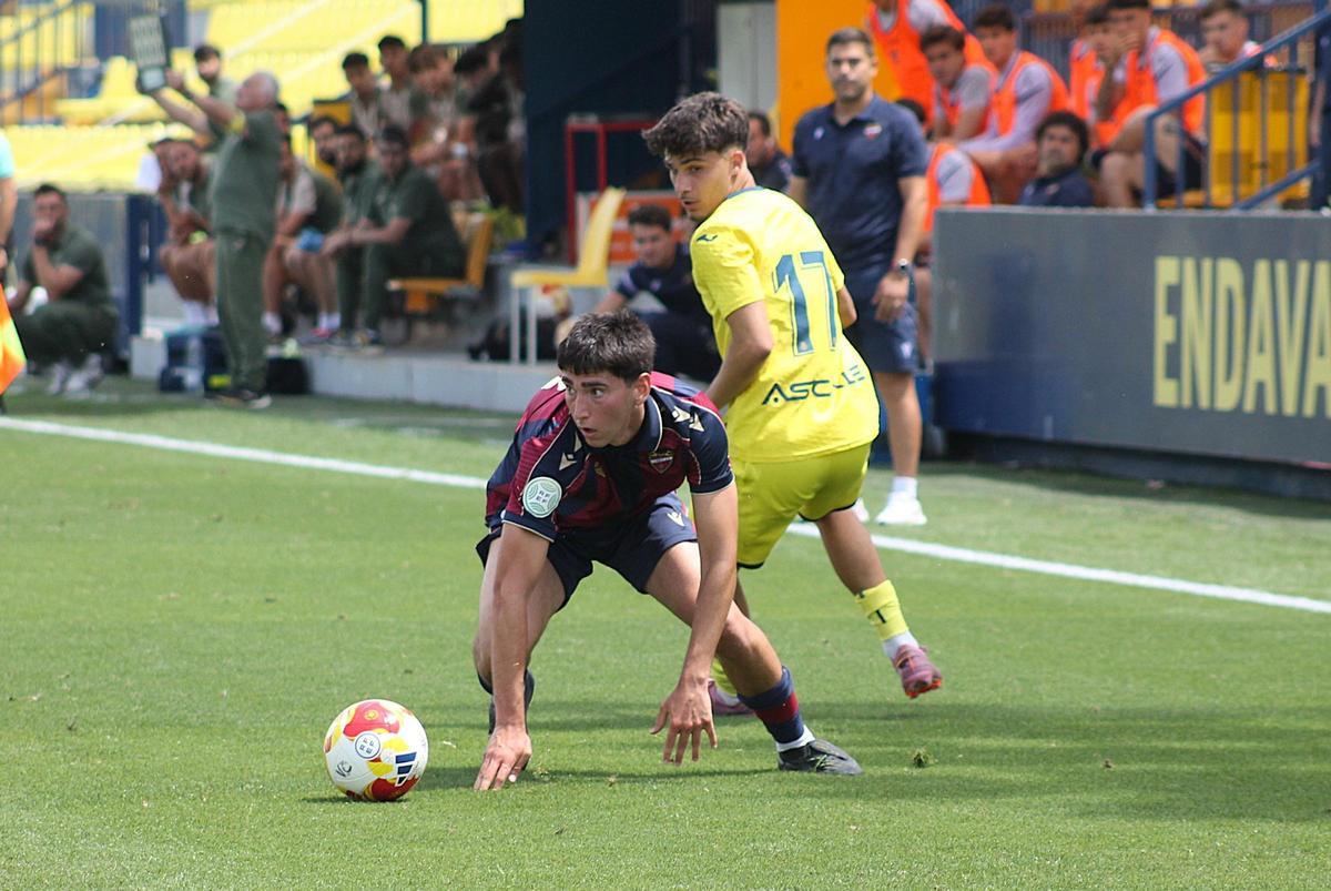 El lateral 'granota' Aitor Manzanedo contra un balón de las botas de Mario Cervera.