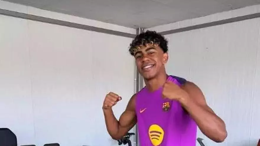 Lamine Yamal acude al césped para animar a sus compañeros para el Clásico