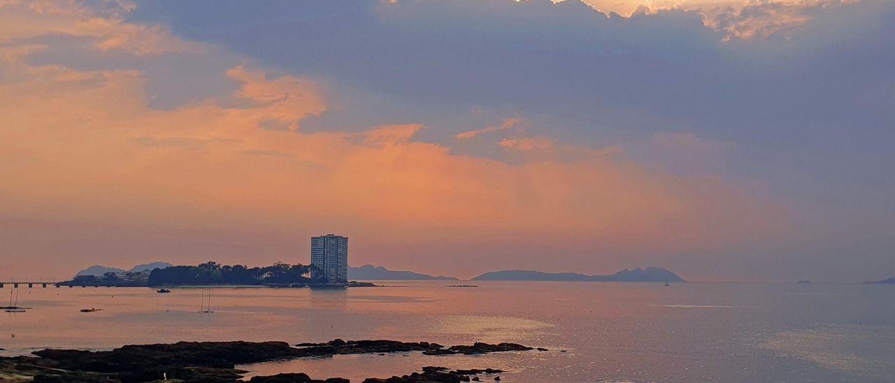 VISTA DEL ATARDECER NUBLADO EN LA RIA CON LAS ISLAS CIES Y TORALLA AL FONDO.