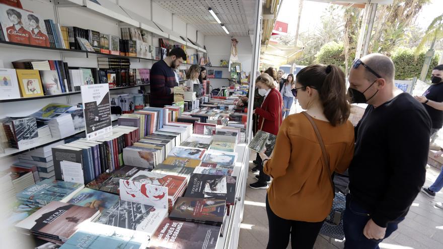 La Plaza de la Marina vuelve a ser una gran librería  para todos los gustos