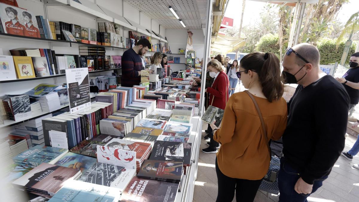 Imagen de la pasada edición de la Feria del Libro en la Plaza de la Marina.