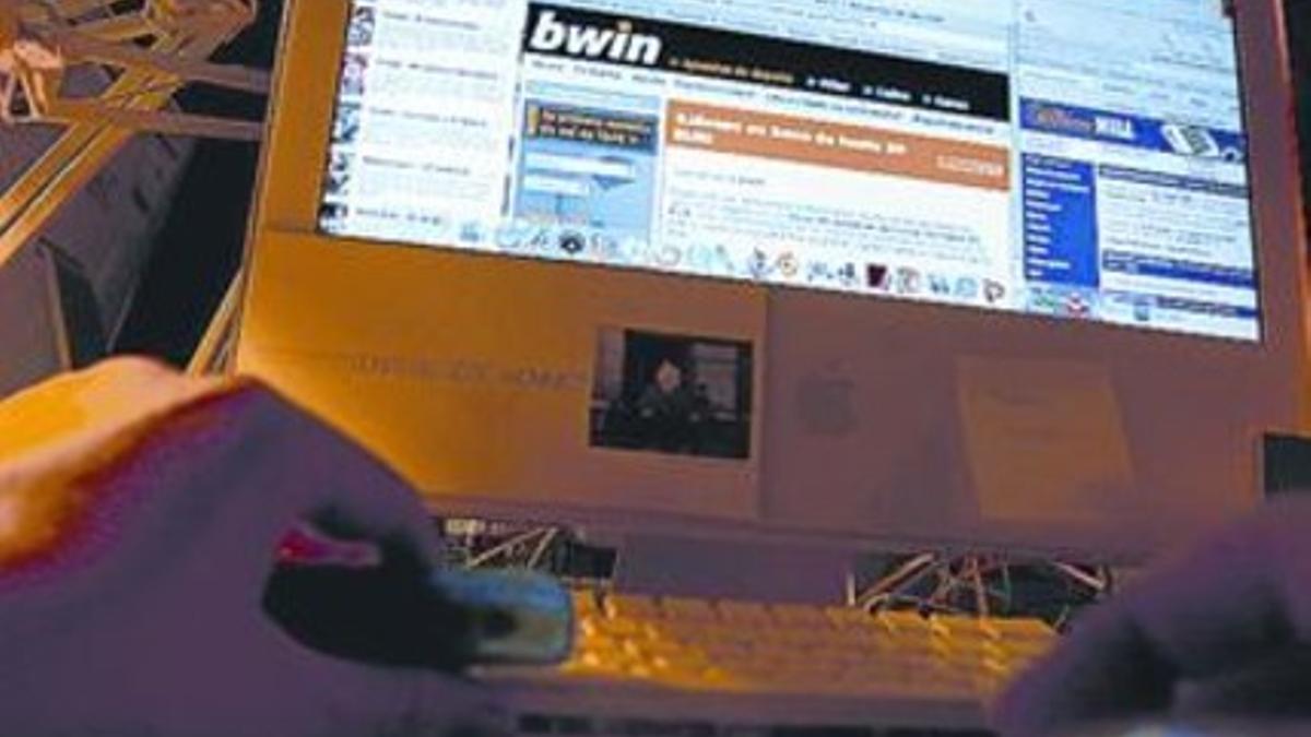 Un joven navega por la web de una popular casa de apuestas.