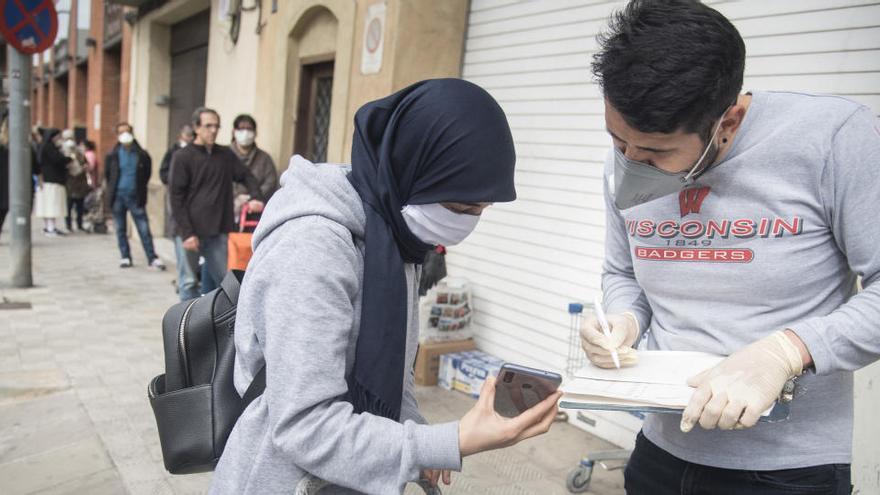 Cua de persones a la plataforma d&#039;aliments de Manresa |