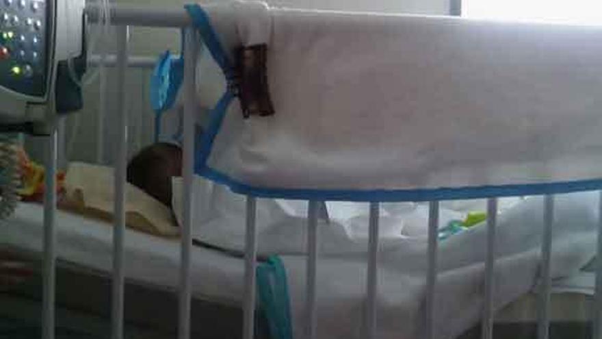 Una niña con bronquitis está hospitalizada en una habitación con el aire acondicionado puesto