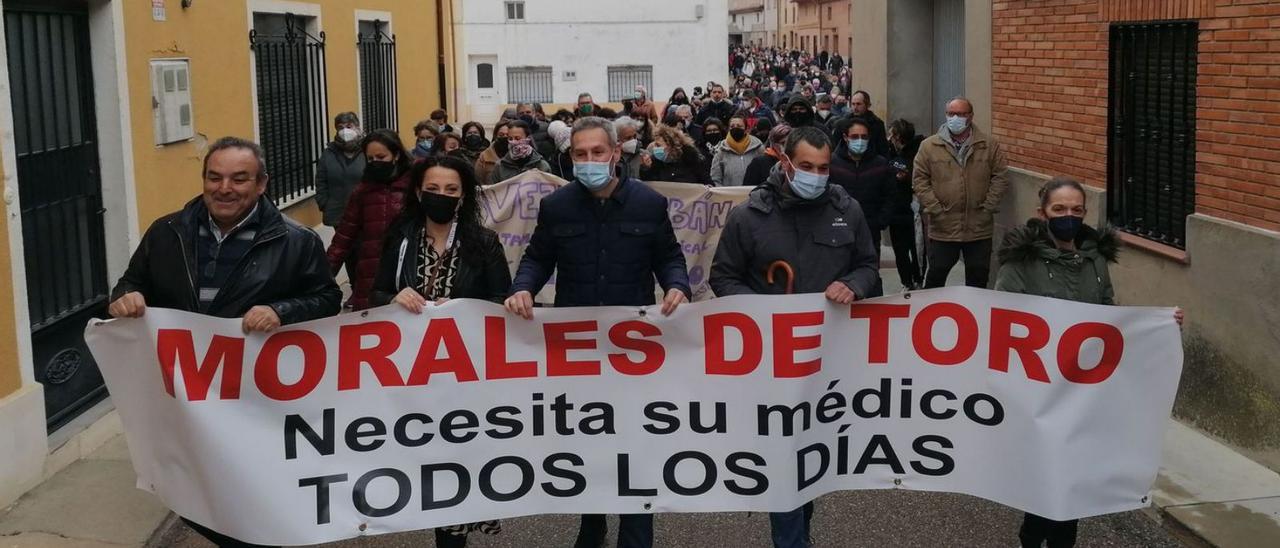 Autoridades y vecinos de Morales de Toro en la última manifestación celebrada para exigir un médico. | M. J. C: