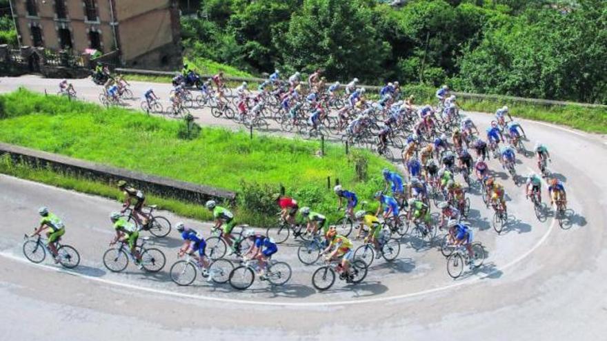 Varios corredores, durante una ascensión, en la úlltima edición de la Vuelta a la Montaña Central, disputada en el año 2010. / Roberto Menéndez