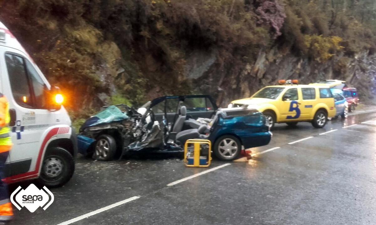 Herida una conductora al salirse de la vía y chocar contra un talud en Boal