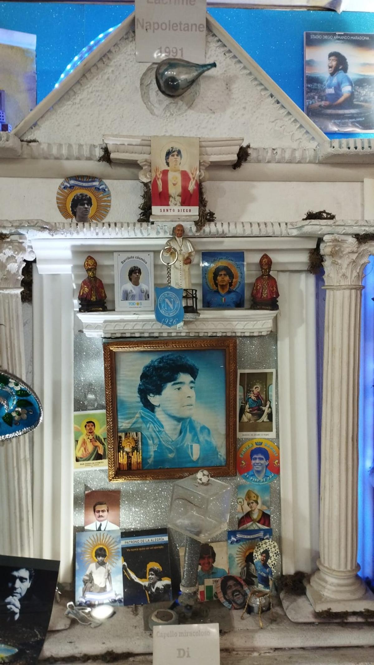 Altar con pelos y sangre de Maradona en un bar del centro de Nápoles.