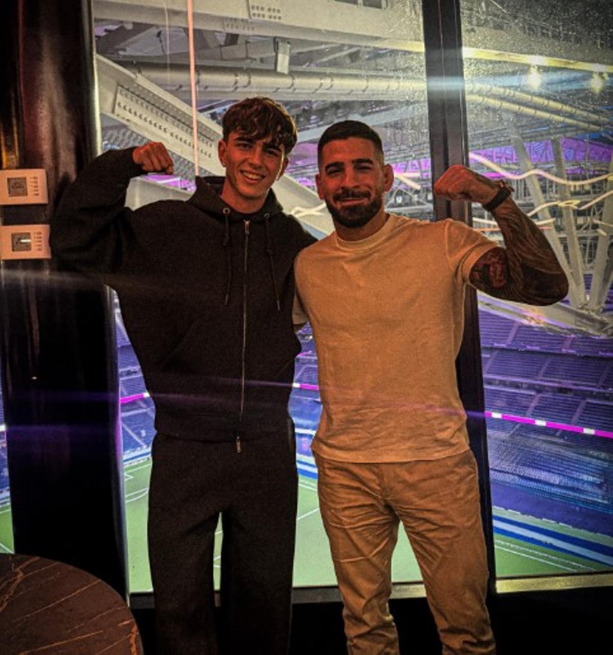 Dani Fernández posa con Ilia Topuria.