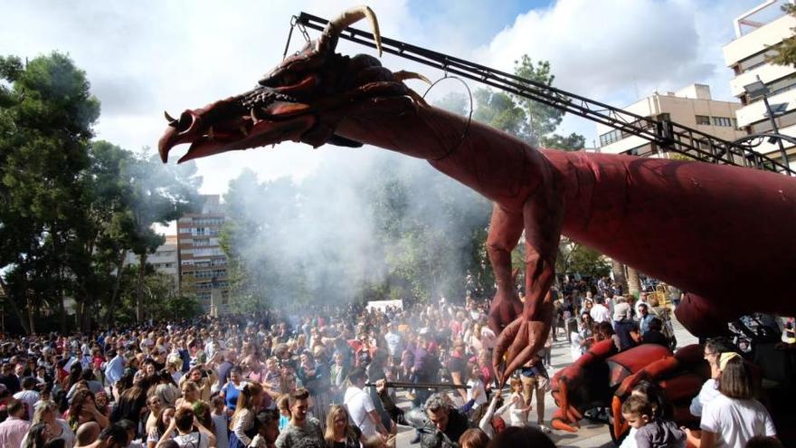 El dragón en una plaza Castelar llena de público