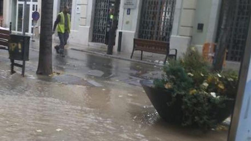 Una fuita d&#039;aigua obliga a tallar un carrer a Figueres