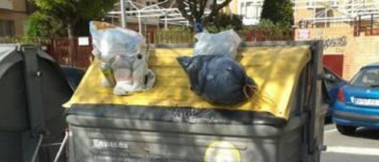 Contenedor de reciclaje lleno en Altozano en una imagen tomada en la tarde del lunes