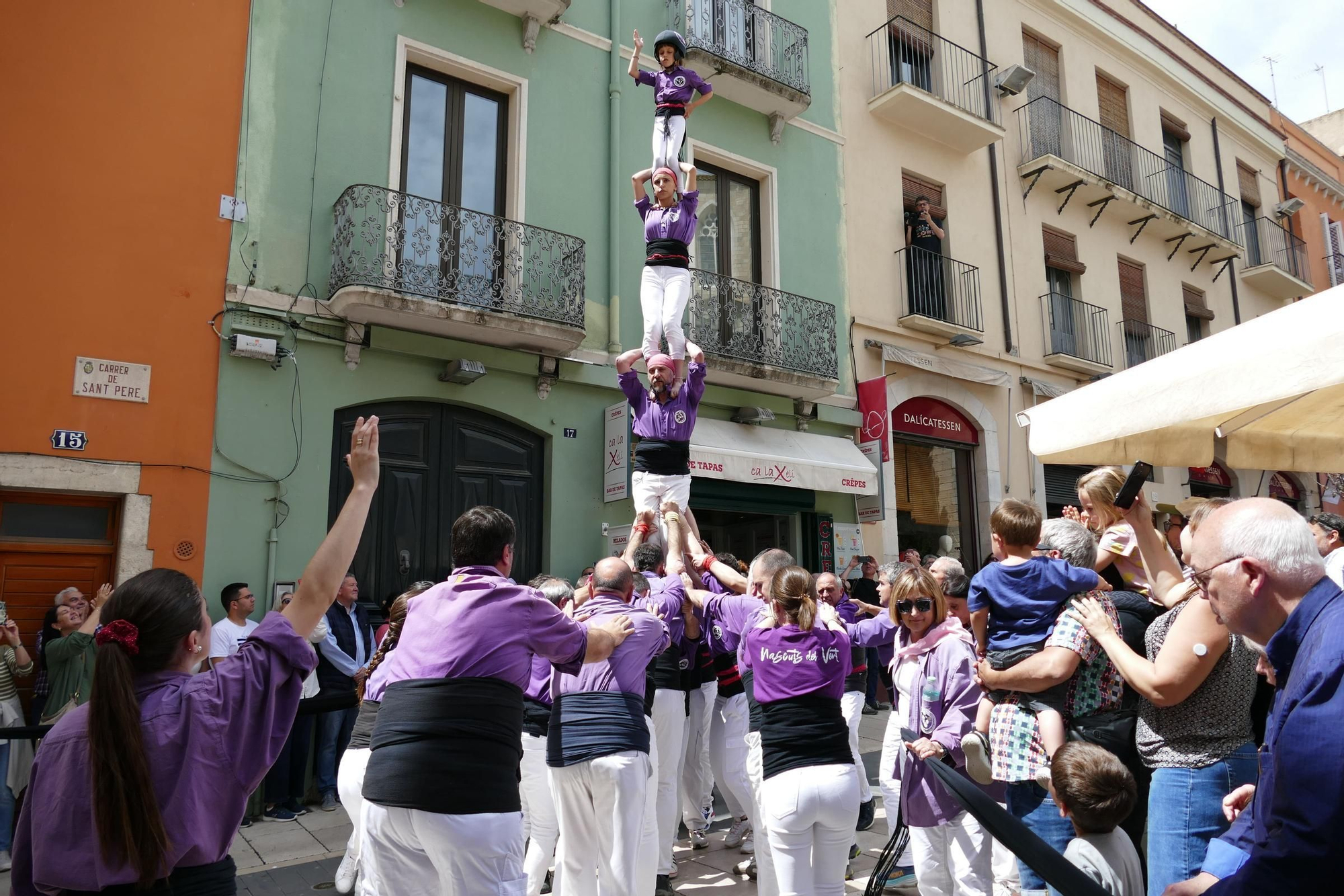 El tradicional pilar caminant de la Colla Castellera de Figueres congrega centenars de persones