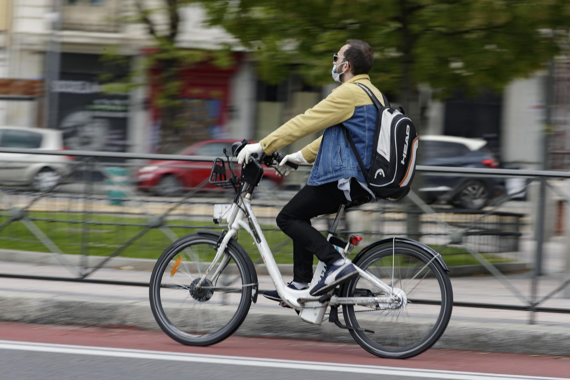 Un hombre monta en una bicicleta de BiciMAD en Madrid, a 22 de abril de 2020.