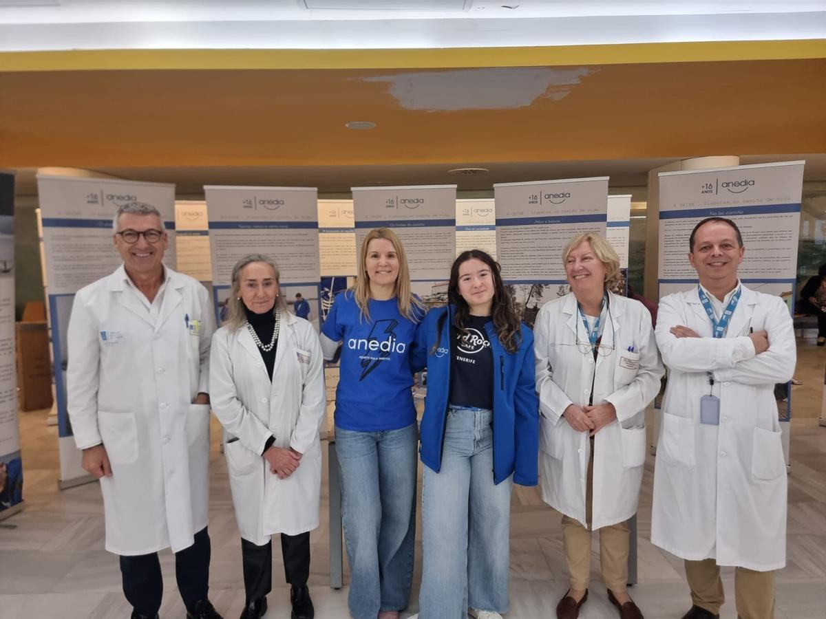 En el centro, responsables de Anedia Galicia. Junto a ellas, de izquierda a derecha, Luis Verde, Amparo San José, Teresa Martínez y Alfredo Vidal, este viernes, en el Hospital Universitario (Chuac).