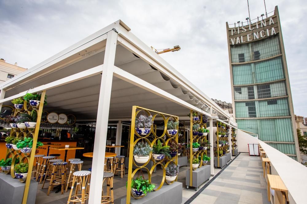 La terraza está cubierta en la mitad y retráctil la otra mitad