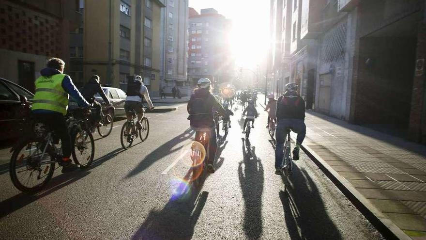 Ciclistas por una calle de Avilés.