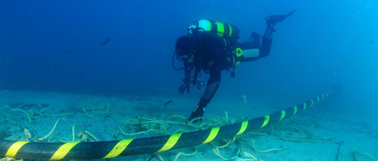 Tendido del cable submarino. Red Eléctrica