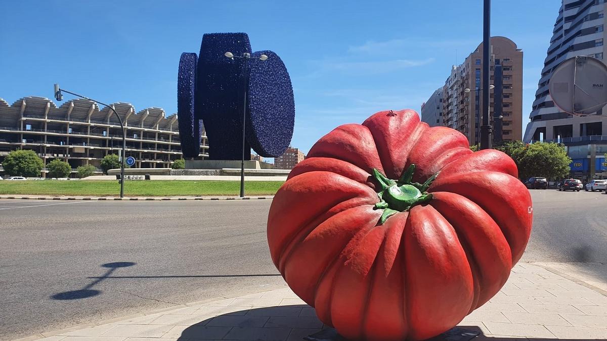 Tomate de #HortAttack delante de la Dama Ibèrica en Cortes Valencianas.