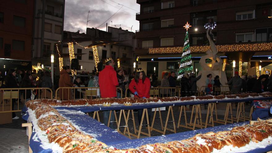El roscón gigante de 40 metros endulza los Reyes a más de 2.000 personas en Utiel