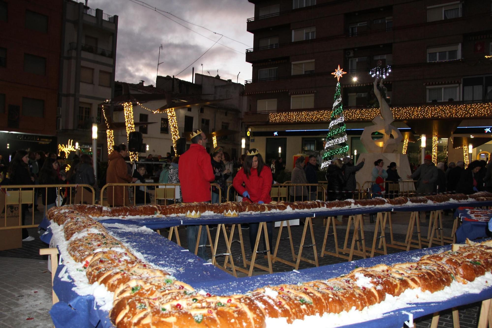 Las imágenes del reparto del Roscón de Reyes gigante en Utiel