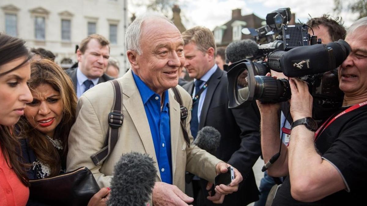 Ken Livingstone (centro), al salir de Millbank Studios, en Londres, este jueves.