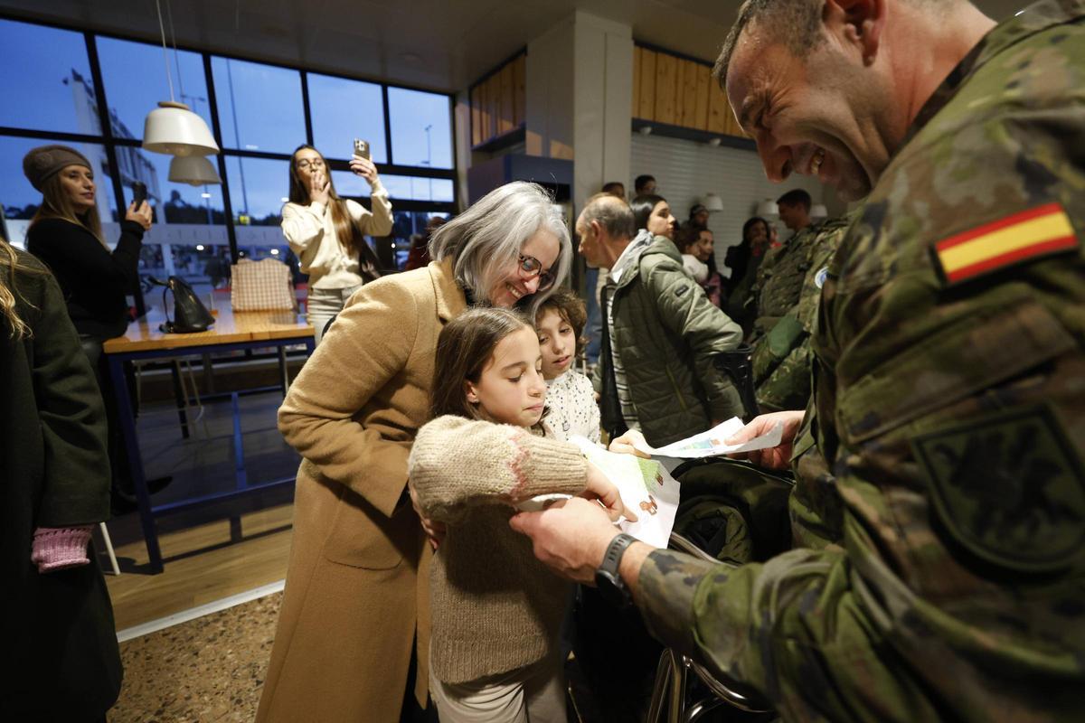El capitán Entrialgo con sus hijas Irene y Sofía y su mujer Saida Suárez.