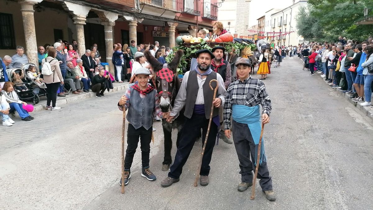 Uno de los carros recorre Santa Marina ante la atenta mirada del público