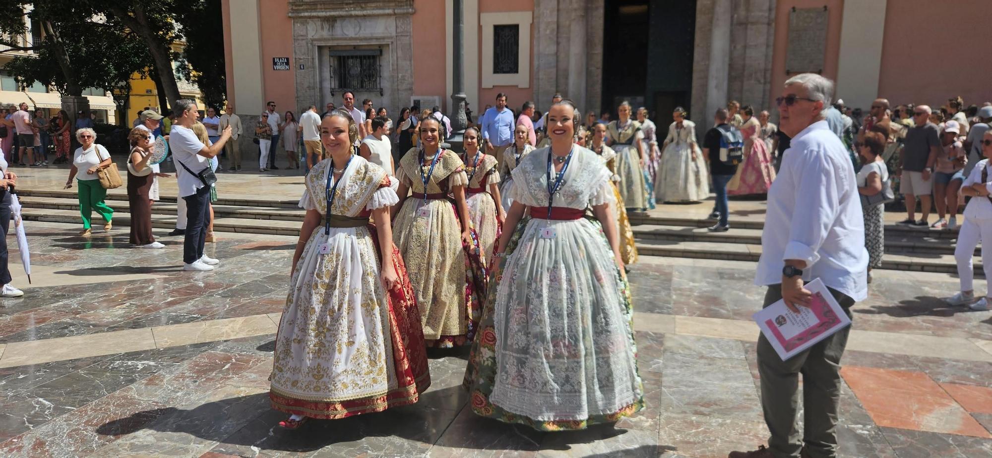 Baño de multitudes de las candidatas a Fallera Mayor de València 2025