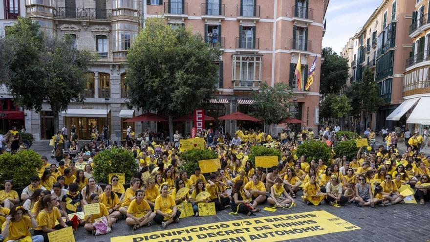Masiva protesta en Palma de las educadoras de cero a tres años para mostrar que están unidas ante el conflicto laboral