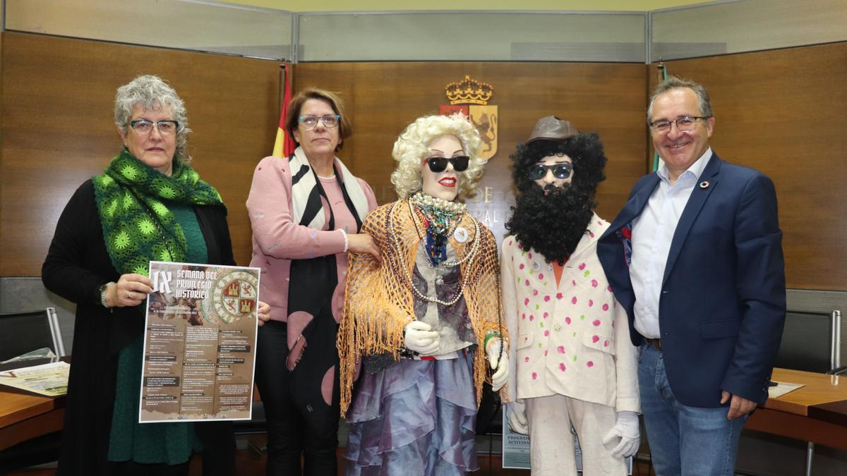 Con los Bujacos Amapola y  Clavellino: Rosa Holgado, técnica de Turismo; Victoria Moreno, teniente de alcalde y Rafael Pacheco, alcalde de Casar de Cáceres.