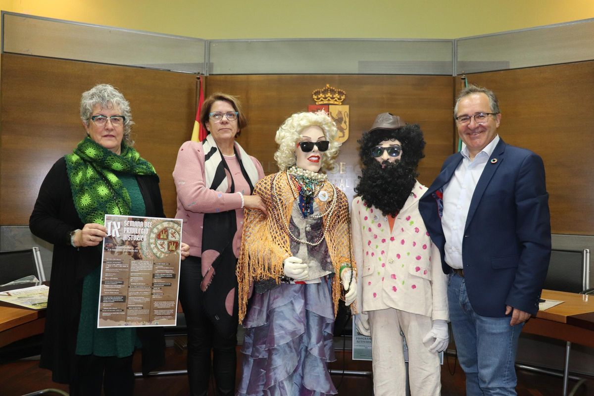 Con Amapola y  Clavellino 8 Rosa Holgado, técnica de Turismo; Victoria Moreno, teniente de alcalde y Rafael Pacheco, alcalde de Casar de Cáceres.