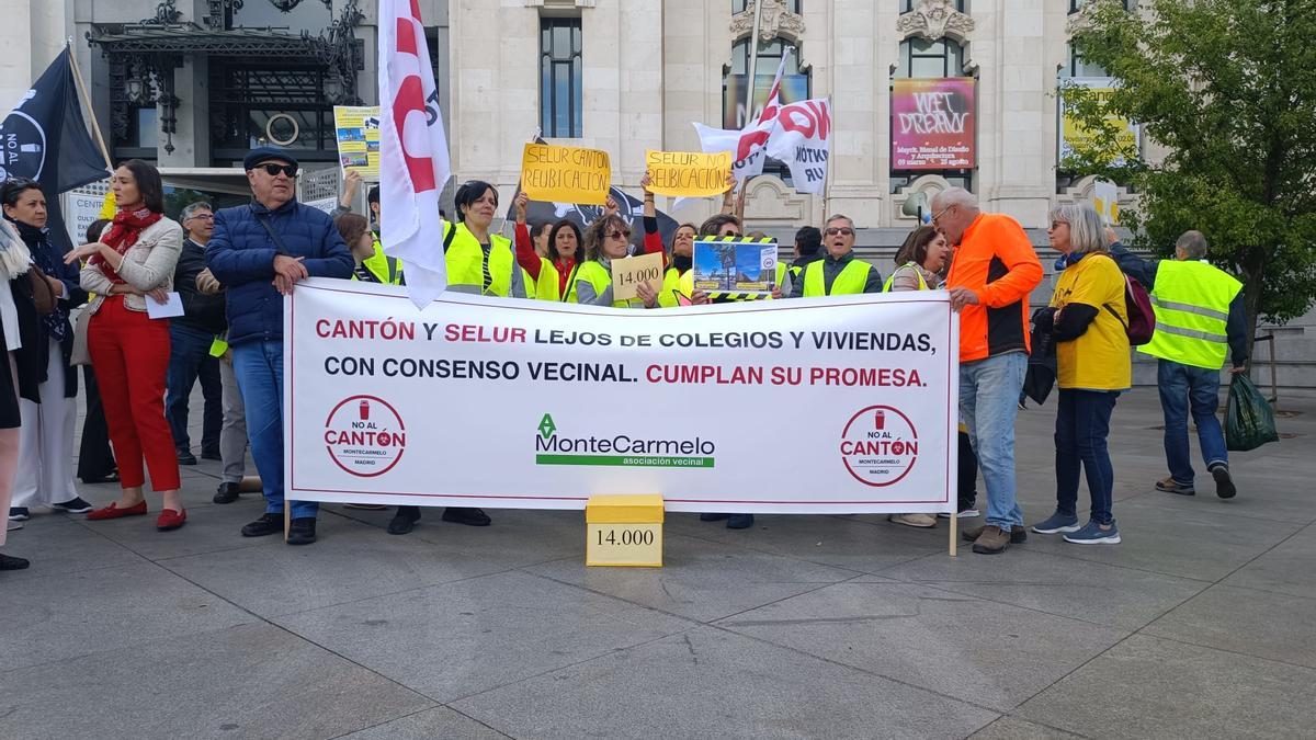 Vecinos de Montecarmelo concentrados frente a Cibeles el pasado jueves 16 de mayo para pedir la paralización de las obras.