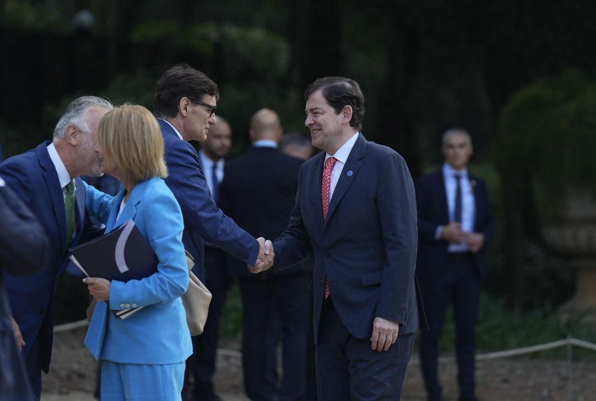 El presidente de la Generalitat de Cataluña, Salvor Illa (i), saluda al presidente de Castilla y León, Alfonso Fernández Mañueco (d), a su llegada a la XXVIII Conferencia de Presidentes, en Palau de Pedralbes de Barcelona, a 6 de junio de 2025, en Barcelona, Catalunya (España). Durante la conferencia se abordarán los 16 puntos de la agenda, ampliada tras la inclusión de las demandas de las Comunidades Autónomas, que contemplan entre otros asuntos la reforma de la financiación autonómica, el control de fronteras, la política migratoria, el acceso a la vivienda, la situación energética y la reforma del Poder Judicial. Por primera vez, los presidentes autonómicos pueden intervenir en las lenguas cooficiales de sus territorios con traducción simultánea. 06 JUNIO 2025;CONFERENCIA;PRESIDENTES;GOBIERNO David Zorrakino / Europa Press 06/06/2025. ALFONSO FERNÁNDEZ MAÑUECO;SALVADOR ILLA;David Zorrakino;