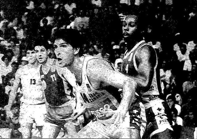 Urdiain es defendido por Henry Turner, quien tuvo un gesto antideportivo con el público del CID al término del encuentro.