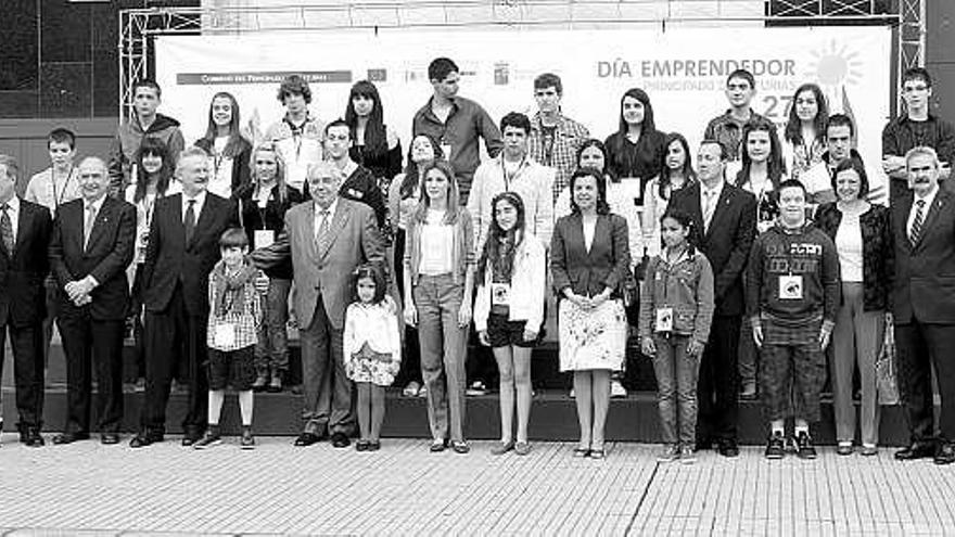 jóvenes emprendedores. Personalidades de la política y educación en la región, junto a los alumnos Eva Ordiz Suárez y Adrián Caso Díaz, de El Bosquín; Daniel Portillo, de El Cabo Miguel; Leticia López y Javier Llaneza, del IES Virgen de Covadonga; Benjamín González, del Alto Nalón; Jandro García Rodríguez, del Centro de Educación Especial Juan Luis Iglesias Prada; Mireia Fernández, del Sagrada Familia; Alejandro Menéndez, de La Salle; Sara Baragaño y Nerea Sancio, del Beata Imelda; Andrea Morejón y Ángela Yasmín, del Clara Campoamor; Pelayo Fernández y Sergio Suárez, del San Antonio; Serezade González, del IES La Quintana; Paula Rato, del Inmaculada; Lidia Rodríguez y Aitor Domínguez, del IES Santa Bárbara; Itziar Fernández, del San José; Carlos Hevia, Saray García, Luis Iglesias y Eva García, del Santo Tomás; y Rubén González, del Juan José Calvo Miguel. En el centro, doña Letizia.