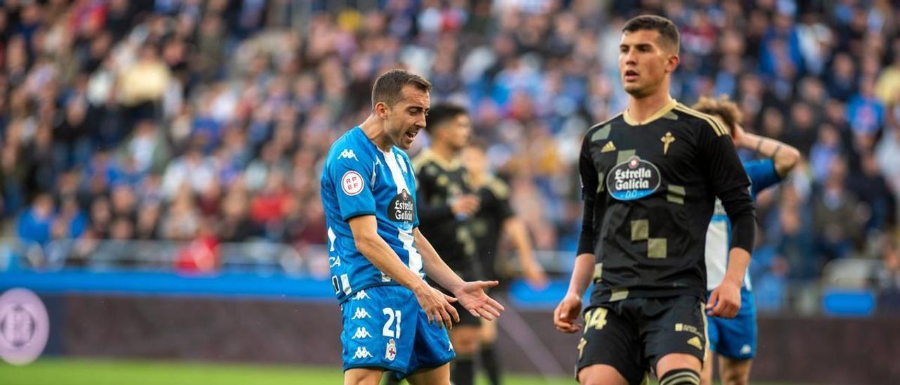 Rubén Díez se lamenta durante el partido contra el Celta B. | // CASTELEIRO / ROLLER AGENCIA
