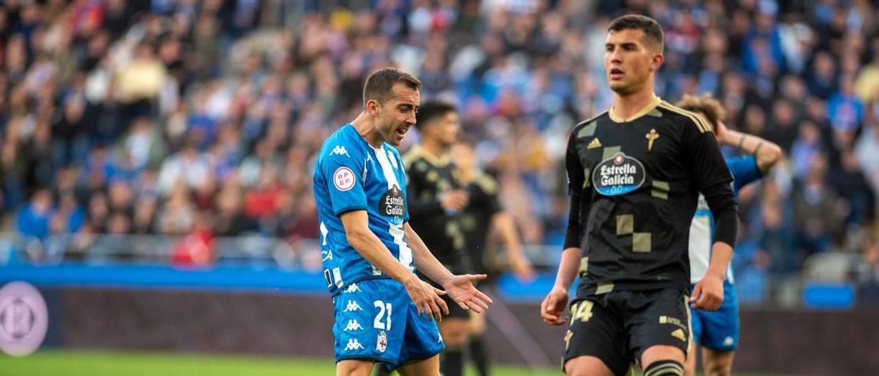 Rubén Díez se lamenta durante el partido contra el Celta B. |  // CASTELEIRO / ROLLER AGENCIA