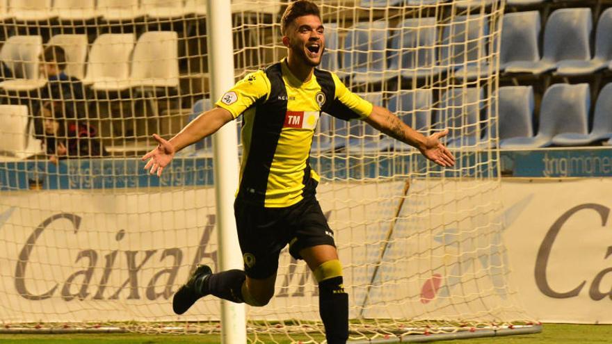 Álvaro Pérez celebra su gol al Lleida