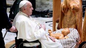 El papa Francisco pasa frente al nacimiento del niño Jesús sobre una kufiya, el pasado sábado en el Vaticano.