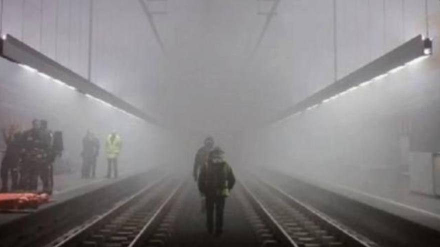 Los bomberos del SPEIS comprueban de madrugada los protocolos de intervención dentro del túnel del TRAM