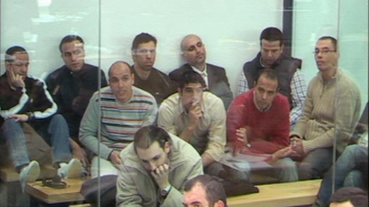 Los procesados del 11-M, en la pecera blindada en la que siguieron el juicio,en marzo de 2007.