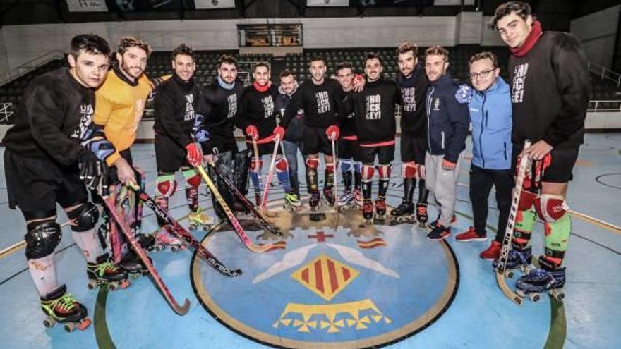 La plantilla del Patín Alcodiam Salesiano en el pabellón Miguel Sarasa del polideportivo Francisco Laporta.