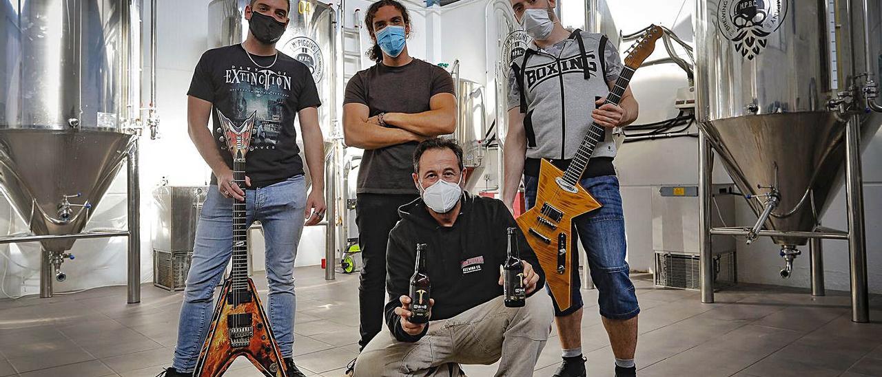 De la guitarra a la barra: un grupo 
de rock del Port de Sagunt triunfa con una cerveza propia