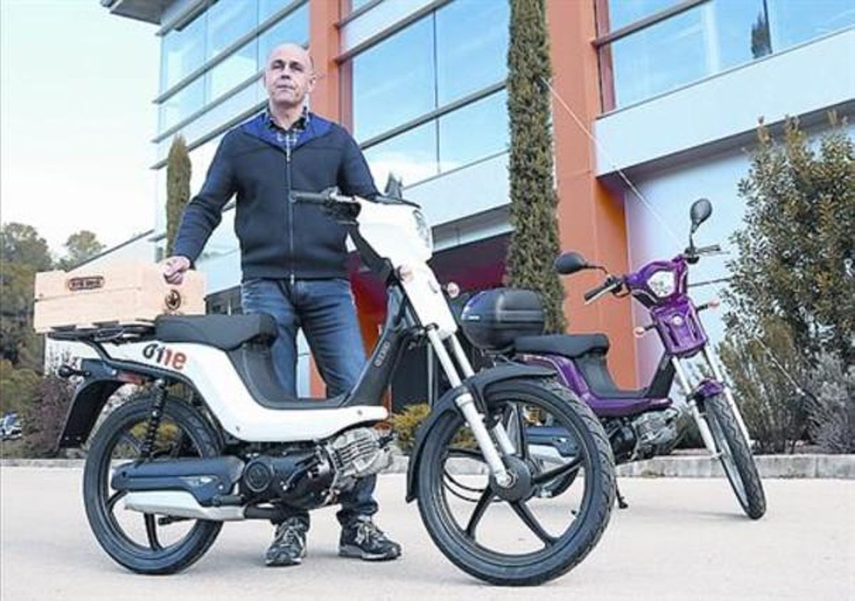 Ciclomotor 8 Carles Bracons amb el vehicle Bye Bike. Ciclomotor 8 Carles Bracons amb el vehicle Bye Bike.