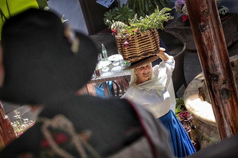 Ofrenda floral en honor a San Benito en el día que se hubiera celebrado la romería. Los balcones estarán engalanados. 12/07/20  | 12/07/2020 | Fotógrafo: María Pisaca Gámez