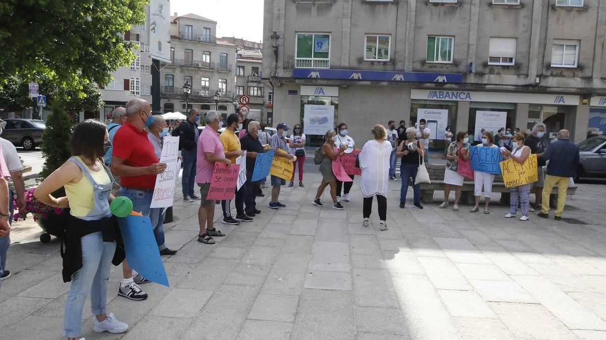 Los vecinos de Vilar durante la protesta, hoy, ante la Casa Consistorial. / Alba Villar