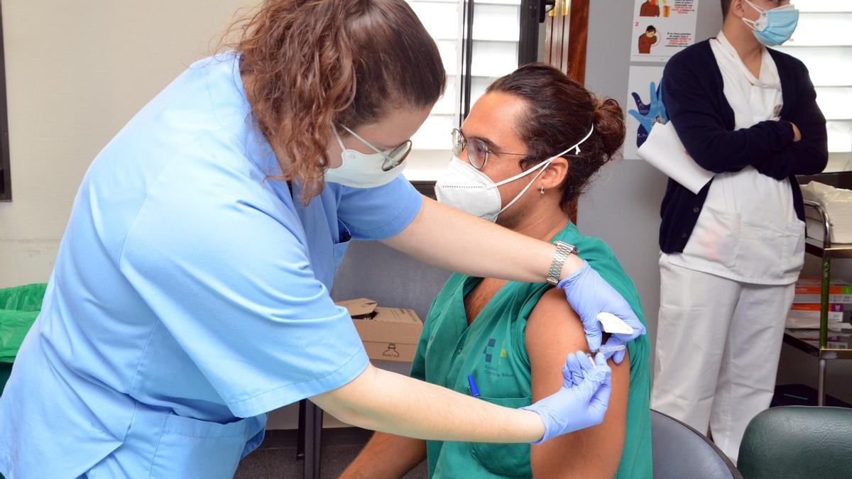 Un sanitario del SCS es vacunado contra la Covid-19 en Canarias